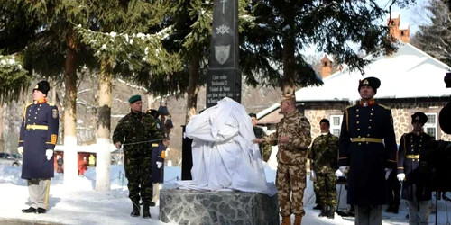 La ceremonie a fost dezvelit un monument închinat celor doi eroi. Foto: Bogdan Crăciun