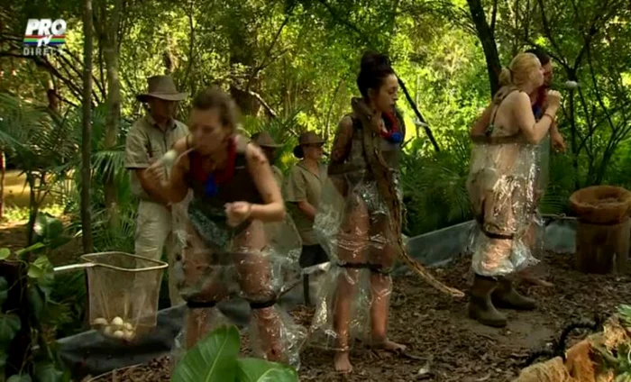 Cu gândaci pe tot corpul, concurenţii au fost supuşi unei probe dificilefoto: captură Pro Tv