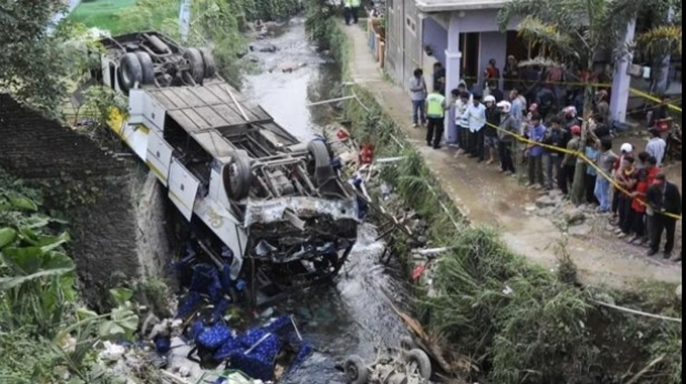 
    15 oameni au murit în accidentul din Ecuator, iar alti 15 sunt grav răniţi  