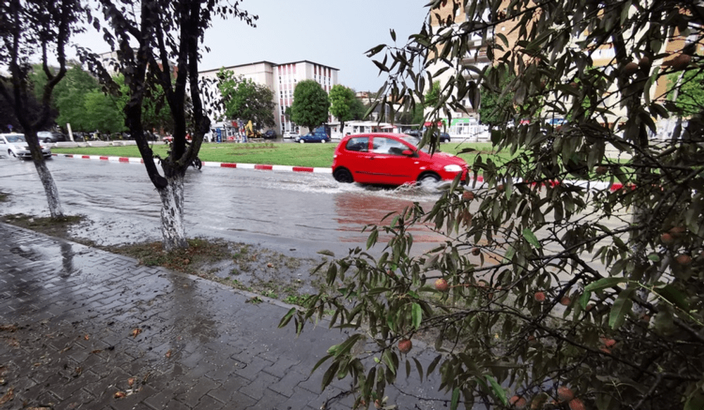 Cod galben de inundaţii pe râuri din 5 judeţe. Ce zone sunt vizate de fenomene periculoase