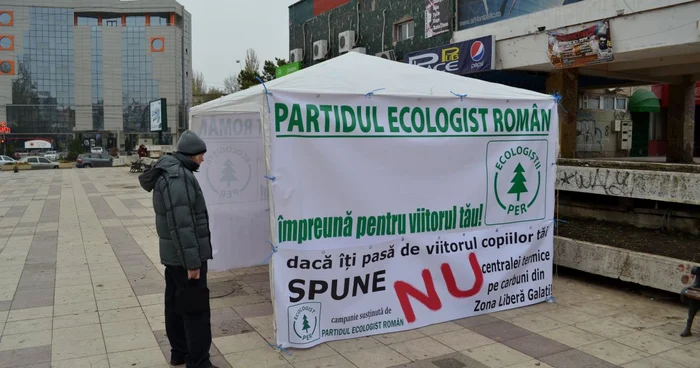 La cortul destinat strângerii de semnături împotriva construirii termocentralei pe cărbuni s-au împărţit pliante electorale Foto: Marius Mototolea