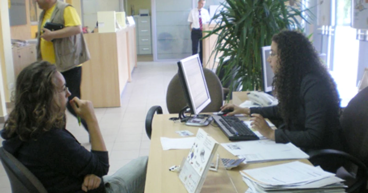 Tot mai mulţi tineri care au copii încheie asigurări pe viaţă