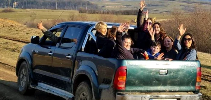 
    Raluca Turcan a fost fotografiată într-o remorcă, alături de alte persoane, nepurtând masca de protecție Sursă foto: Arhivă personală   