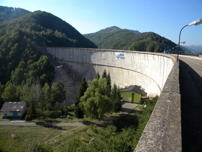 Barajele şi digurile sunt proprietatea publică a statului în cele mai multe cazuri