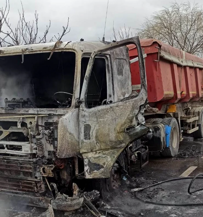 Cabina autotractorului a luat foc FOTO: ISU Vrancea