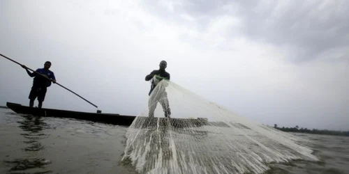 Imaginea Zilei / Pescari ivorieni aruncă plasele de pescuit în laguna Ebrie în satul M’bandon din Abidjan Coasta de Fildeş FOTO EPA – EFE / Legnan Koula / 24 mar 2019