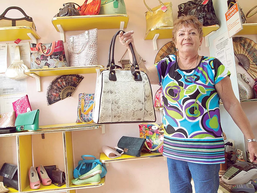 
    Marilyn Monroe zâmbeşte de pe o poşetă din piele de vităFoto: Dan L. Brumar  