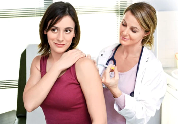 În cazul adulţilor, vaccinarea împotriva VHB se face în trei tranşe