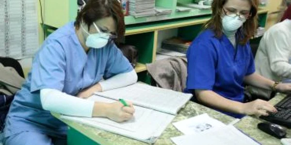 Craiova: Elevii din Filiaşi diagnosticaţi cu virusul A(H1N1) au fost internaţi aseară din nou în spital