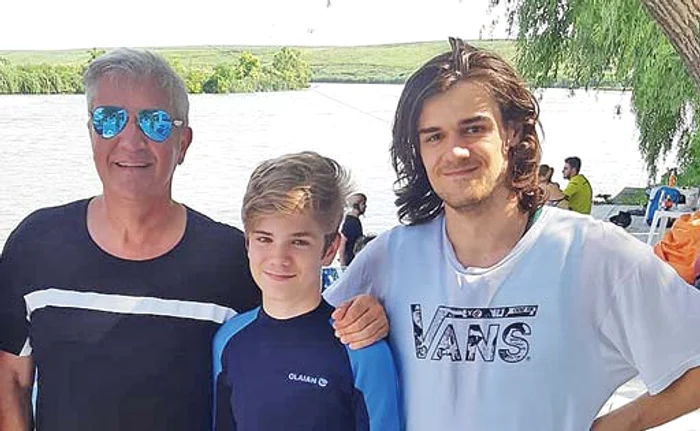 
    Dan, alături de cei  doi fii, Mark și Alex  