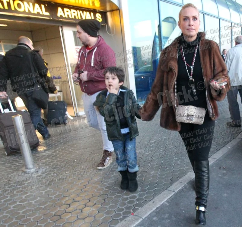 Bianca Drăguşanu, întâlnire emoţionantă cu Vica la aeroport