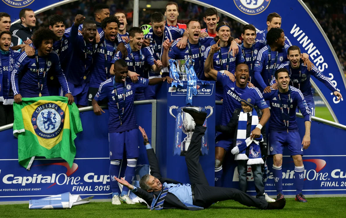 Mourinho se tăvălea pe jos în timp ce băieţii lui celebrau câştigarea trofeului