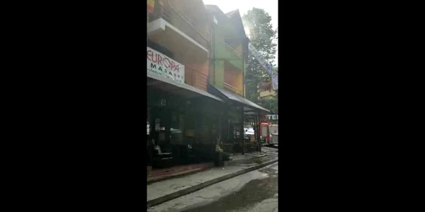 Pensiunea Izvoare din Băile - Olăneşti, judeţul Vâlcea, cuprinsă de flăcări, alături de pensiunea învecinată (ISU Vâlcea)