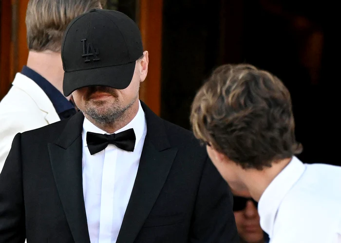 Leonardo di Caprio a mers cu şapca trasă pe ochi