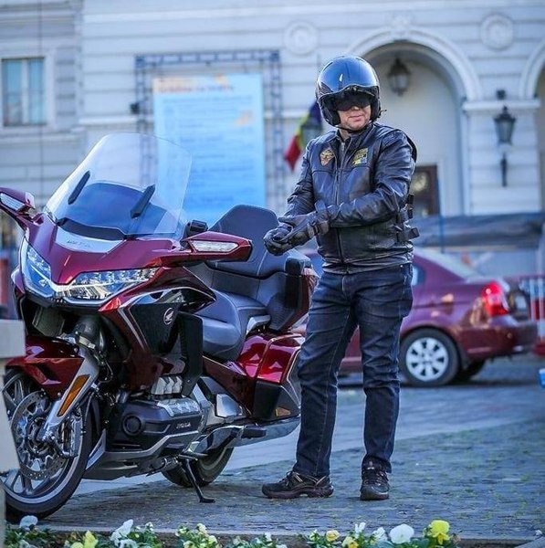 Medic ortoped rănit într-un accident rutier. Se afla pe motocicletă cu soția lui  
