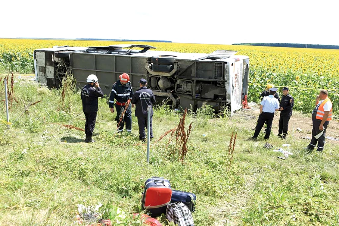 Autocarul s-a răsturnat, iar bagajele au fost aruncate peste tot