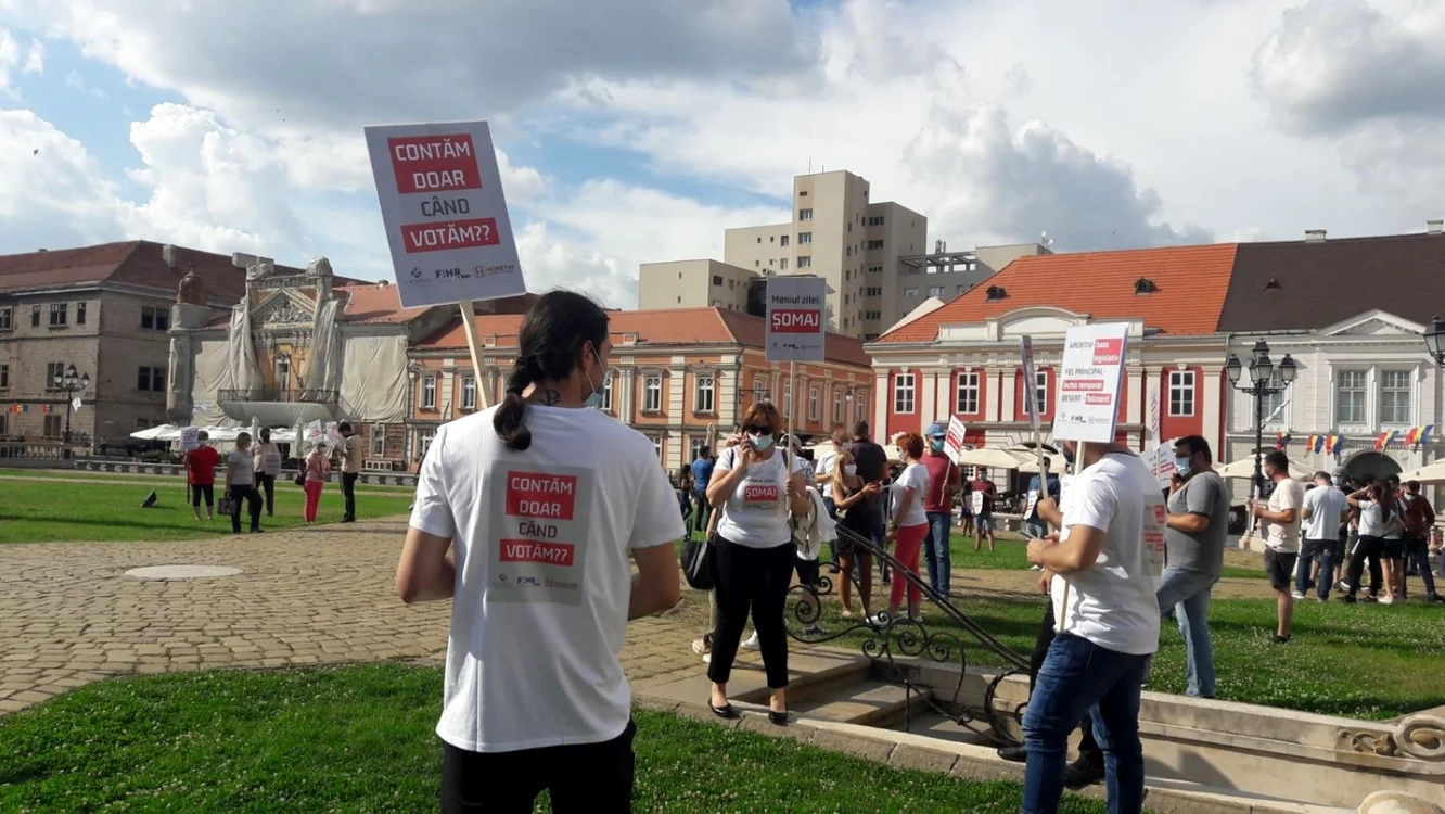 Patronii de restaurante şi ospătarii protestează împotriva deciziilor luate de Guvern FOTO Both
