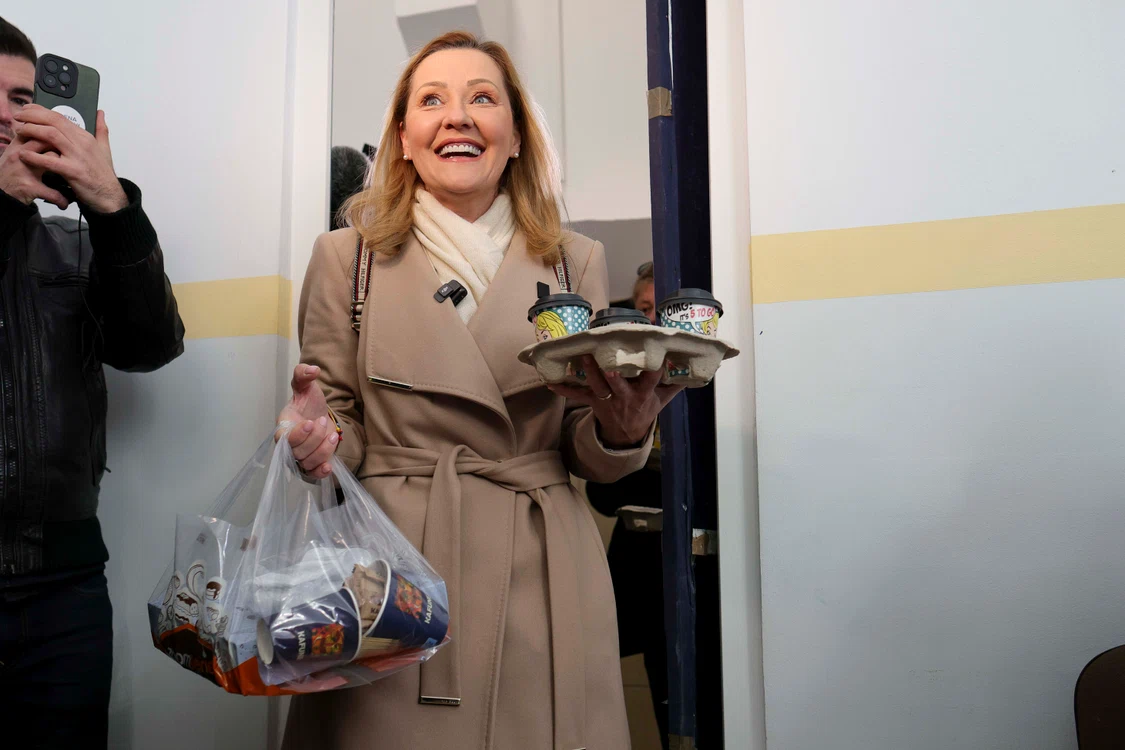 Elena Lasconi a dus cafea și prăjituri membrilor secției de vot. Foto: Inquam Photos
