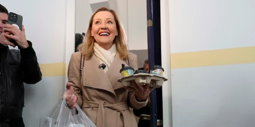 Candidatul USR la funcția de președinte, Elena Lasconi, votează în primul tur al alegerilor prezidențiale, în București. FOTO Inquam Photos / Octav Ganea