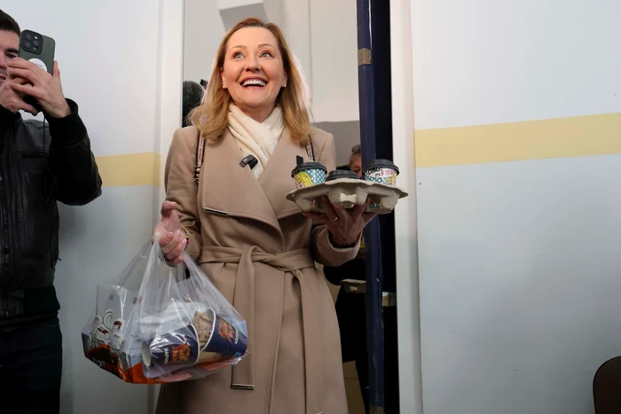 Elena Lasconi a dus cafea și prăjituri membrilor secției de vot. Foto: Inquam Photos