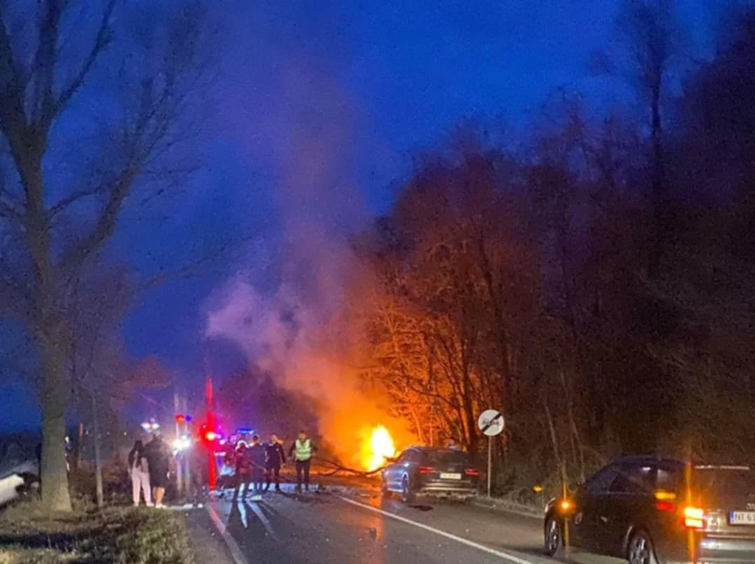 Accident șocant în Neamț. O mașină a luat foc în coliziunea cu un alt autoturism, iar patru persoane au murit