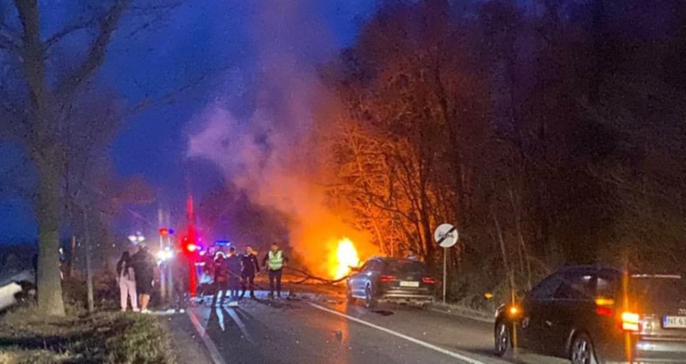 Accident șocant în Neamț. O mașină a luat foc în coliziunea cu un alt autoturism, iar patru persoane au murit