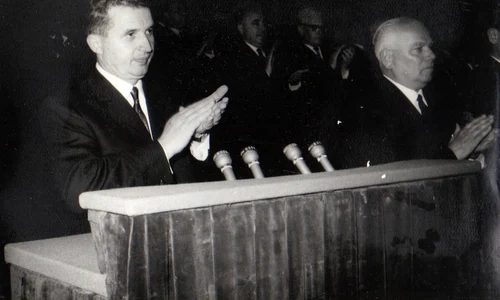 Nicolae Ceauşescu vorbind la adunarea festivă organizată cu prilejul aniversării a 45 de ani de la crearea Partidului Comunist Român (© „Fototeca online a comunismului românesc”, cota: 87/1966)