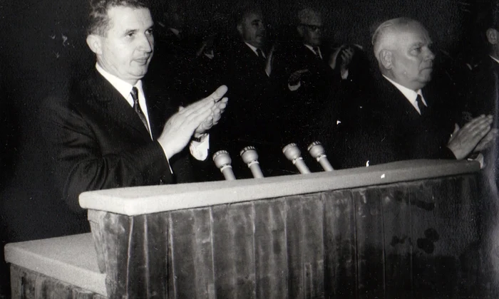 Nicolae Ceauşescu vorbind la adunarea festivă organizată cu prilejul aniversării a 45 de ani de la crearea Partidului Comunist Român (© „Fototeca online a comunismului românesc”, cota: 87/1966)