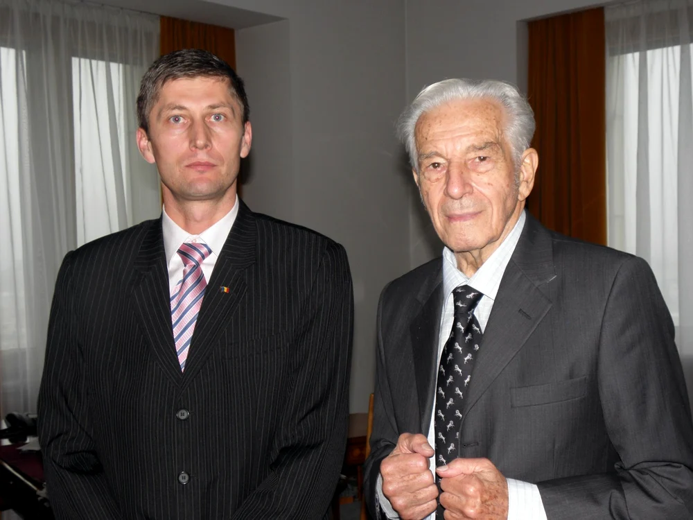 Comisarul de poliţie Florin Şinca altăuri de Sergiu Nicolaescu în timpul interviului din 2009 FOTO Adevărul