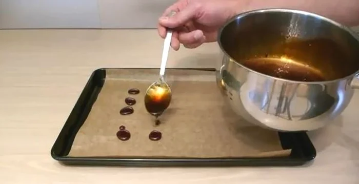 
    La nevoie se ia una din bombonelele pentru tuse, se pune într-o cană cu apă fierbinte, se amestecă până la dizolvarea completă şi se beaFoto: Captură Youtube  