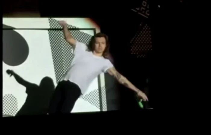 
    Fanii l-au taxat pe Harry Styles, după căzătura din concertul One Directionfoto: Twitter  