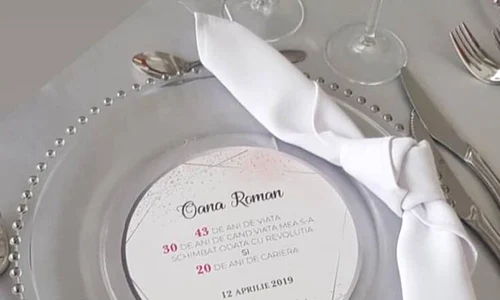 Oana Roman a avut la petrecere farfurii personalizate, unde a explicat evenimentele pe care le sărbătorește  jpeg