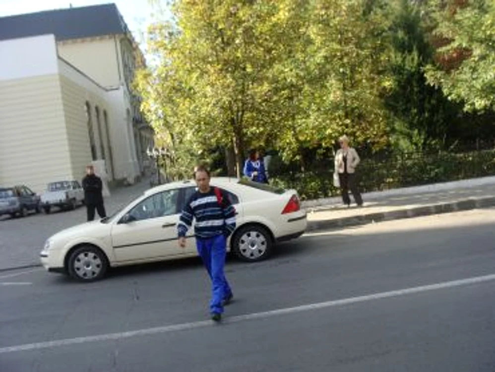 Râmnicu Vâlcea: Poliţiştii confiscă maşinile celor care practica taximetria la negru
