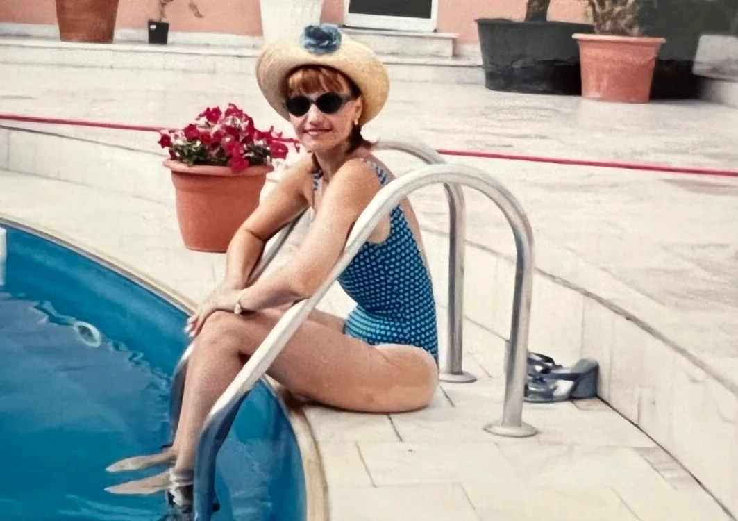 Marina Almăşan şi-a însoţit postarea de unul din extrem de rarele instantanee în care a fost surprinsă, pe vremuri, într-una din vacanţele la Costineşti. „Acum n-aş mai risca!”, spune ea. FOTO: Arhivă pesonală