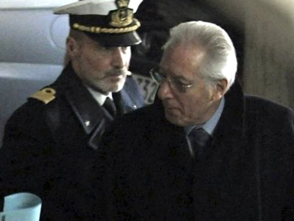Căpitanul din Paza de Coastă, Gregorio De Falco (stânga), alături de procuror