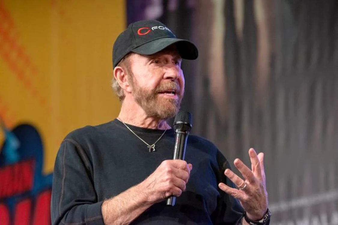 „Chuck Norris vorbeşte franceza... în engleză” este altă glumă despre celebrul actorclickpentrufemei.ro
