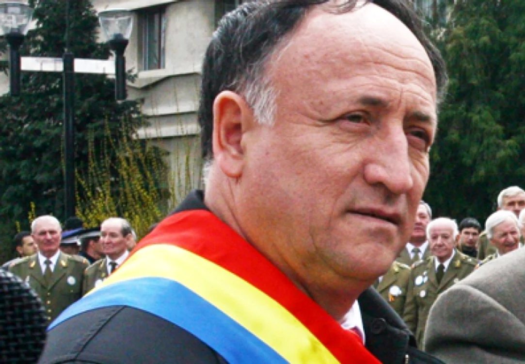 Primarul orașului Pitești, Tudor Pendiuc, este suspectat că a luat mită un milion de euro