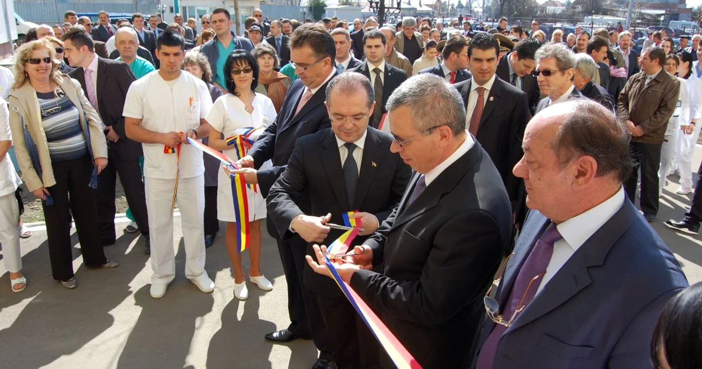 Panglica a fost tăiată azi de primul ministru, prefectul judeţului şi preşedintele Consiliului Judeţean Vrancea
