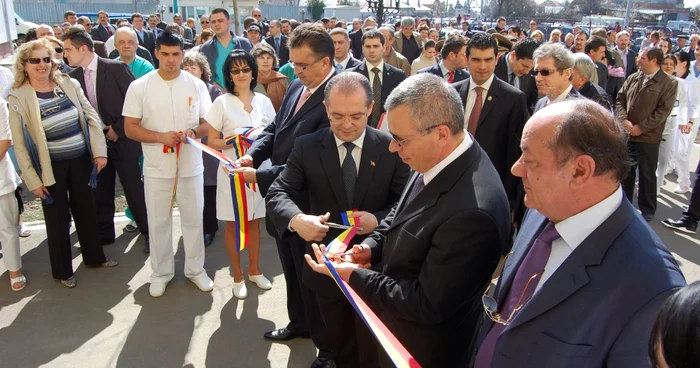 Panglica a fost tăiată azi de primul ministru, prefectul judeţului şi preşedintele Consiliului Judeţean Vrancea