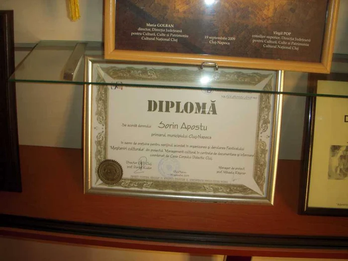 Primarul Apostu are o colecţie impresionantă de diplome şi medalii.