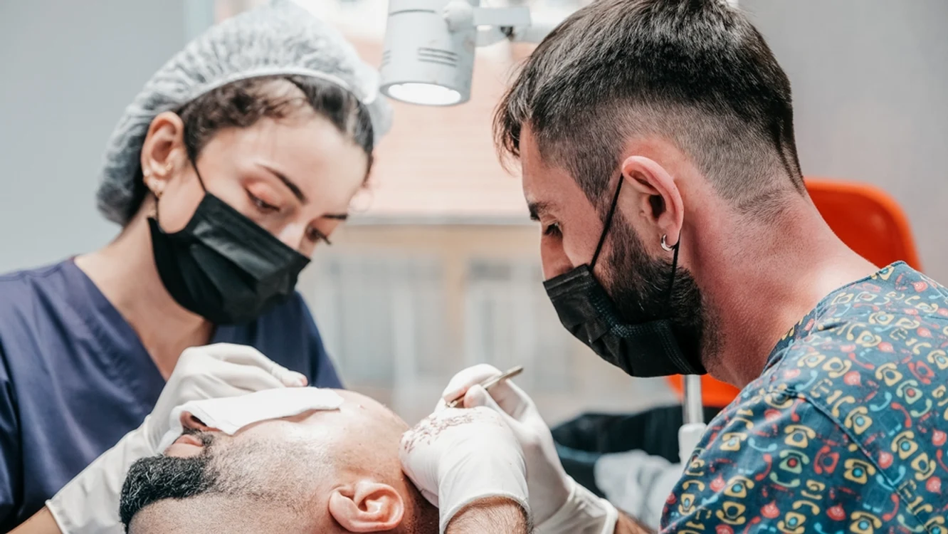 Transplantul de păr nu mai este doar pentru bărbați
