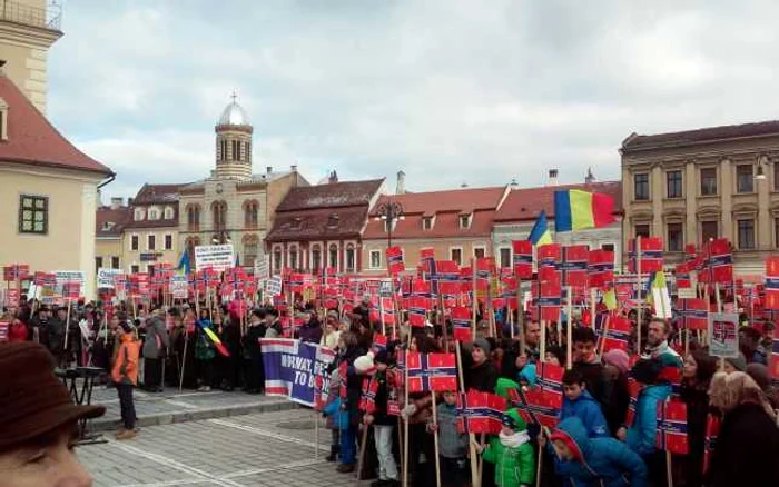 Sute de persoane au protestat în Piaţa Sfatului. FOTOSimona Suciu