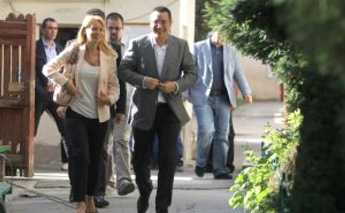 Premierul Victor Ponta şi soţia sa, europarlamentarul Daciana Sârbu, îi vor cununa sâmbătă pe Laurenţiu Gorun, fiul fostului interlop Vasile Gorun, şi Larisa Mocioalcă, fiica deputatului PSD, Ion Mocioalcă FOTO: Mediafax