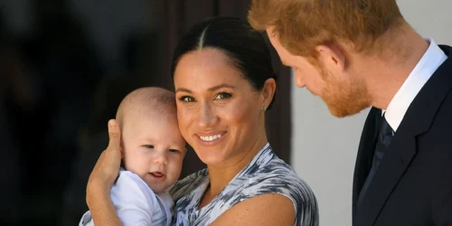 Prinţul Harry ducele de Sussex Meghan ducesa de Sussex şi fiul lor Archie Mountbatten-Windsor sosesc la o întâlnire cu Arhiepiscopul Desmond Tutu în timpul turneului lor regal în Africa de Sud la Cape Town Africa de Sud FOTO Guliver / Getty Images / 