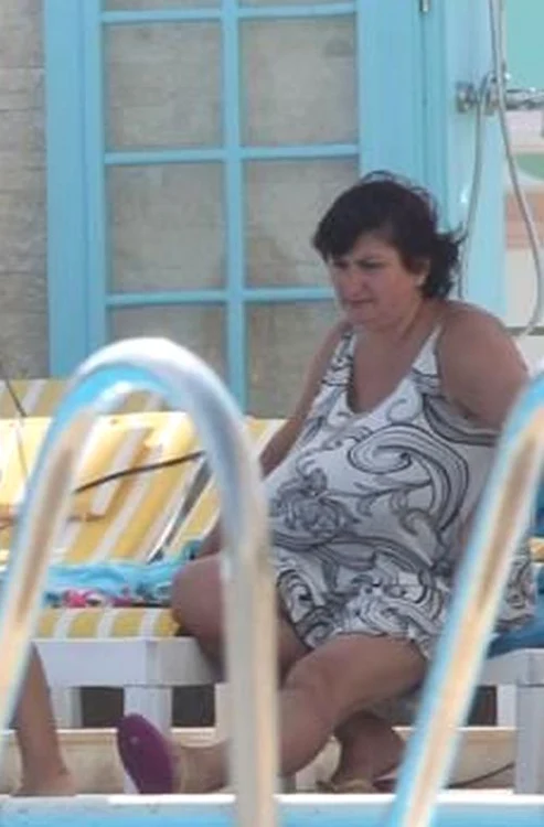 Bona Irinucăi nu a scăpat-o din ochi pe micuţă la piscină