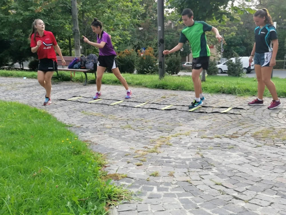 Juniorii secţiei de tenis de masă de la Slatina fac pregătire fizică în parc. FOTO: A.M.