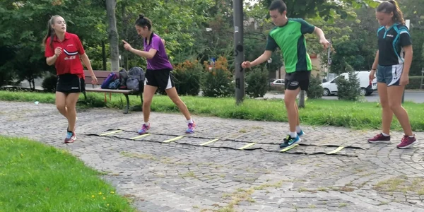 campionii la tenis de masă care se antrenează în parc