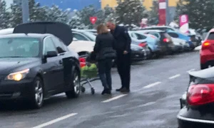 Maria Băsescu a fost ajutată de angajatul SPP, care a așteptat o în parcare jpeg