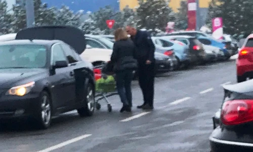 Maria Băsescu a fost ajutată de angajatul SPP, care a așteptat o în parcare jpeg