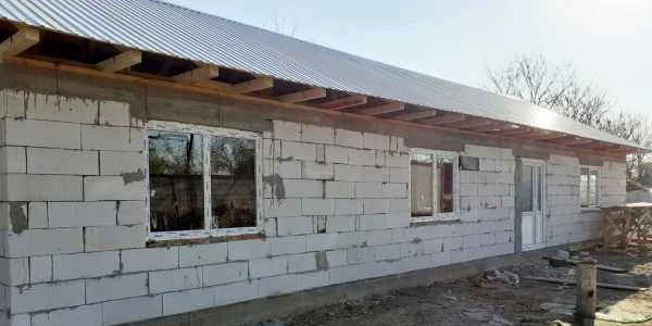 Reconstruirea casei familiei cu şapte copii orfani de mamă FOTO Costiuc Petrică